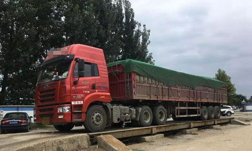 遼牌重型卡車(chē)將150噸地磅壓毀