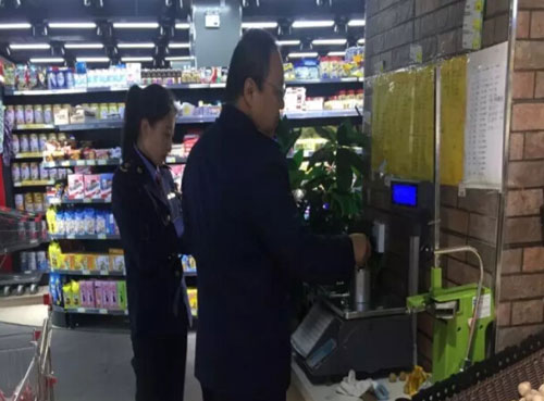 市監(jiān)局工作人員檢查現(xiàn)場圖