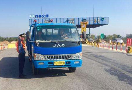 棲霞北部分收費(fèi)站更換地磅或?qū)⒂绊懗鲂? height="75px" width="121px"/></a>
<dt><a class="dt_1" title="棲霞北部分收費(fèi)站更換地磅或?qū)⒂绊懗鲂? target="_blank" href="/news/691.html"> 棲霞北部分收費(fèi)站更換地磅或?qū)⒂绊懗鲂?/a><span id="r3pxdj5vj" class="dt_2">[
2018-11-01</span></dt>
<dd>截至11月1日,山東煙臺(tái)沈海高速棲霞北收費(fèi)站瀝青鋪設(shè)完畢,現(xiàn)已恢復(fù)通行。棲霞、棲霞南收費(fèi)站更換地磅,出口易造成短時(shí)間交通擁堵,請(qǐng)耐心排隊(duì)等候。...</dd>
</dl>
<dl class="news_dl">
<a target=_blank href=