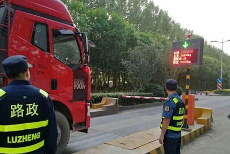 高速幾十輛貨車搶一個(gè)地磅 雙向稱重竟這么堵